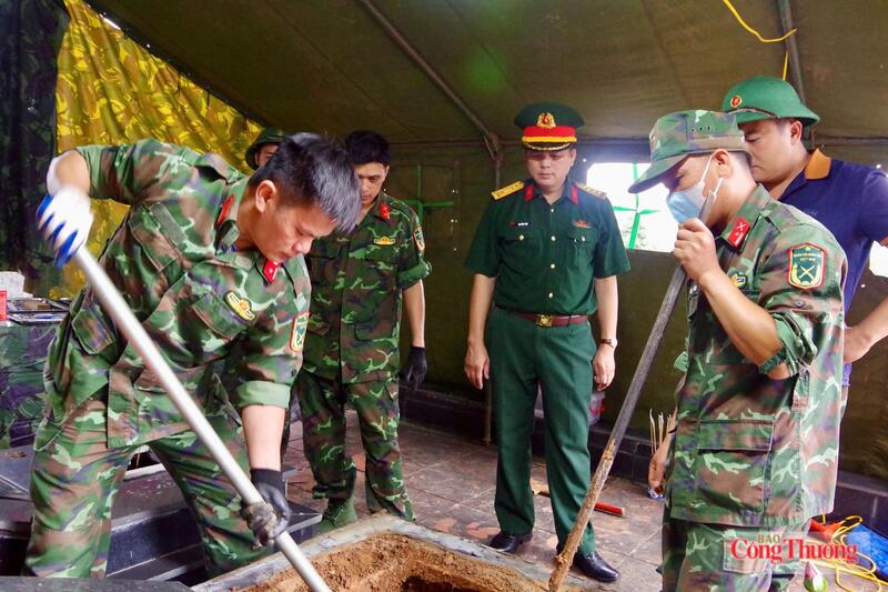 Cán bộ, chiến sĩ tiến hành đào, cất bốc tại một phần mộ trong khuôn khổ công tác tìm kiếm, quy tập hài cốt liệt sĩ.
