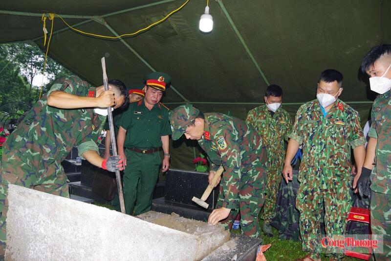 Đại tá Ma Công Học, Chính uỷ Bộ CHQS tỉnh Cao Bằng, Phó Trưởng Ban Thường trực Ban Chỉ đạo về tìm kiếm, quy tập và xác định danh tính hài cốt liệt sĩ tỉnh Cao Bằng kiểm tra công tác lấy mẫu sinh phẩm tại Nghĩa trang Liệt sĩ xã Quảng Uyên.