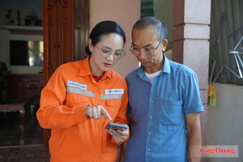 Ông Lý cài đặt ứng dụng EVN CSKH ngay sau khi được cán bộ điện lực hướng dẫn tận tình. Ảnh: Cao Thảo