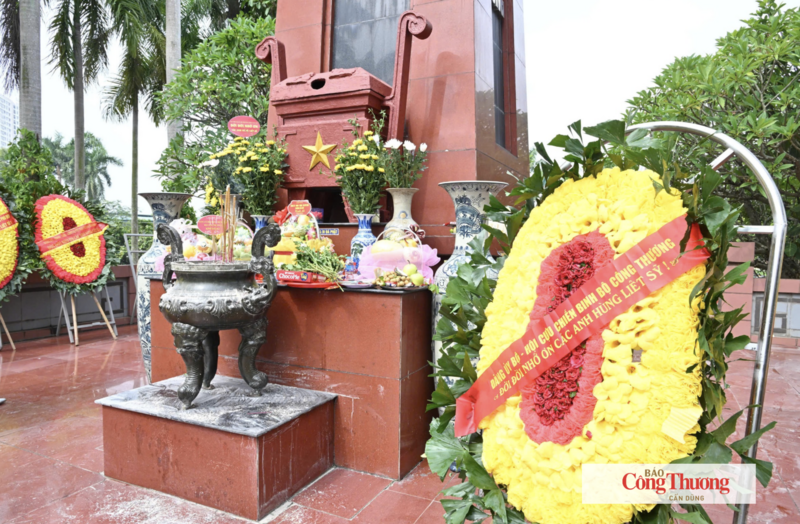 Đoàn đại biểu Hội Cựu chiến binh cơ quan Bộ Công Thương dâng hương, dâng hoa tưởng niệm các Anh hùng liệt sĩ tại Nghĩa trang Liệt sĩ thành phố Hà Nội.