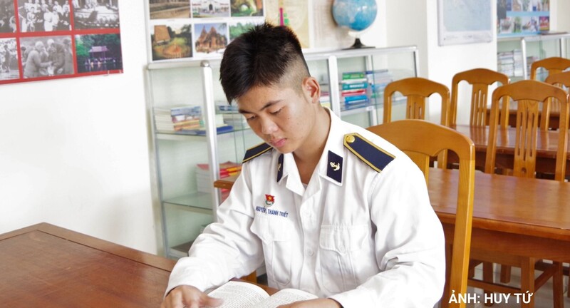 Binh nhất Nguyễn Lê Thành Triết tích cực tự học, nghiên cứu tài liệu tại đơn vị.