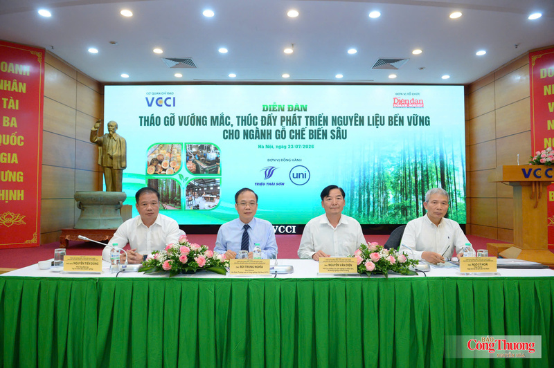 Diễn giả tham gia diễn đàn.