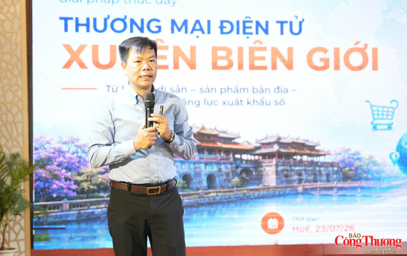 Lãnh đạo Trung tâm Phát triển thương mại điện tử và Công nghệ số, Cục Thương mại điện tử và Kinh tế số, Bộ Công Thương trình bày tham luận tại hội nghị.