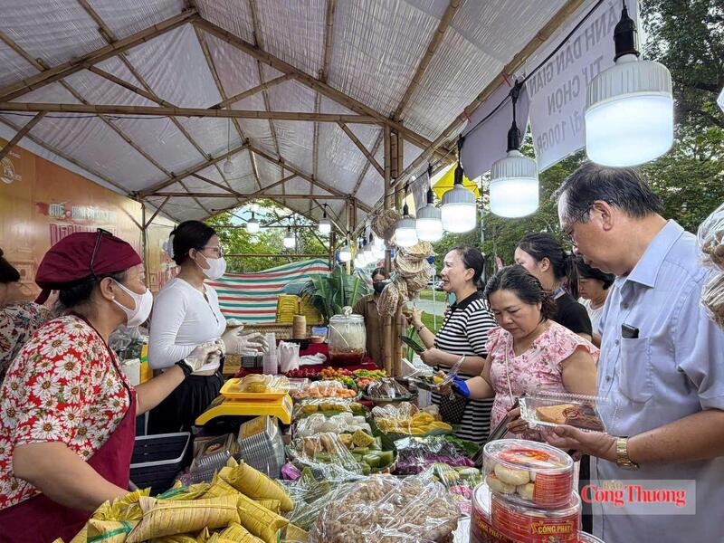 Du khách tham quan và trải nghiệm tại không gian Ngày Bún bò Huế. Ảnh: Nguyễn Ngọc