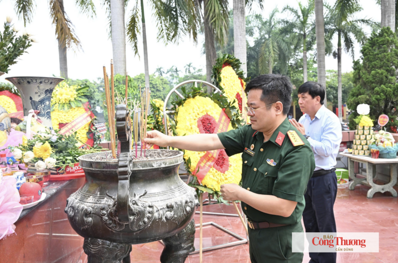 Đại tá Nguyễn Văn Minh, Chủ tịch Hội Cựu chiến binh cơ quan Bộ Công Thương, Tổng Biên tập Báo Công Thương thực hiện nghi thức dâng hương tưởng niệm các Anh hùng liệt sĩ.