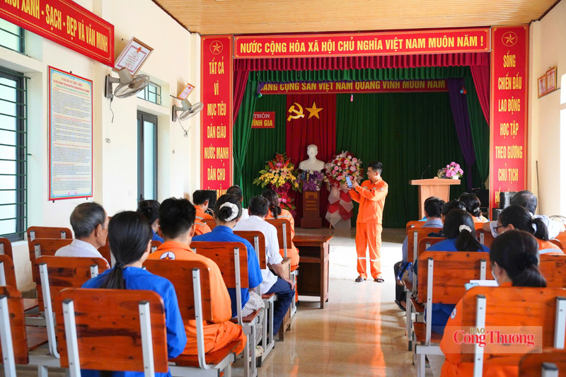 Làn sóng “bình dân học vụ số” ngành điện lan tỏa tới từng thôn xóm ở Hà Tĩnh. Ảnh: Cao Thảo