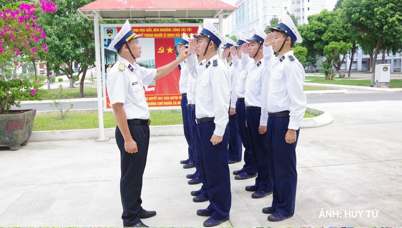 Binh nhất Nguyễn Lê Thành Triết được chỉ huy đơn vị sửa động tác chào trong giờ luyện tập điều lệnh đội ngũ.
