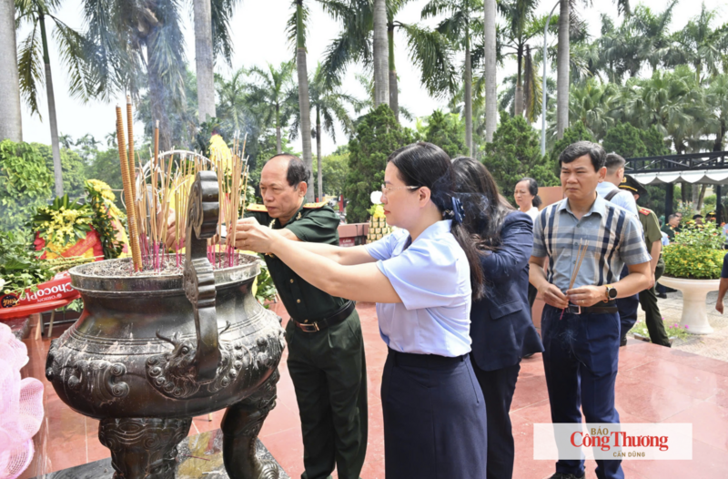 Đoàn đại biểu Hội Cựu chiến binh cơ quan Bộ Công Thương cùng đại diện các đơn vị thuộc Bộ tham gia lễ dâng hương, thể hiện đạo lý "Uống nước nhớ nguồn" và truyền thống "Đền ơn đáp nghĩa".