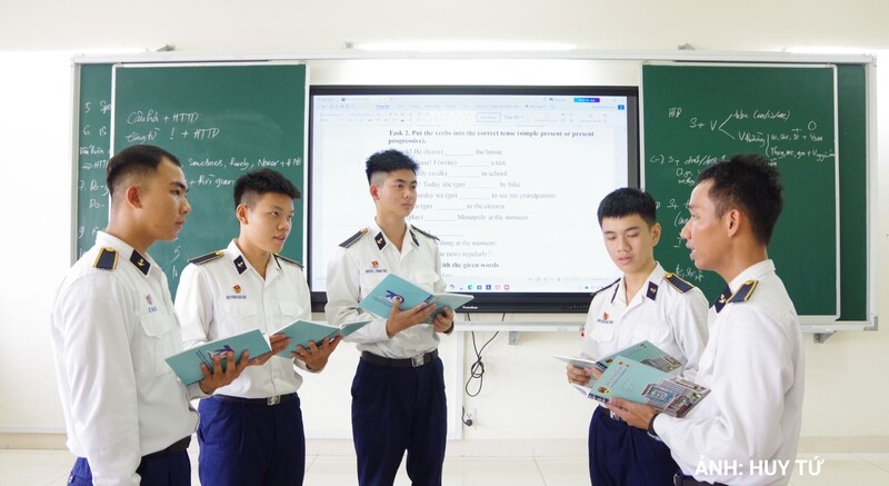 Trao đổi học tập tiếng Anh trong giờ tự học tại giảng đường.