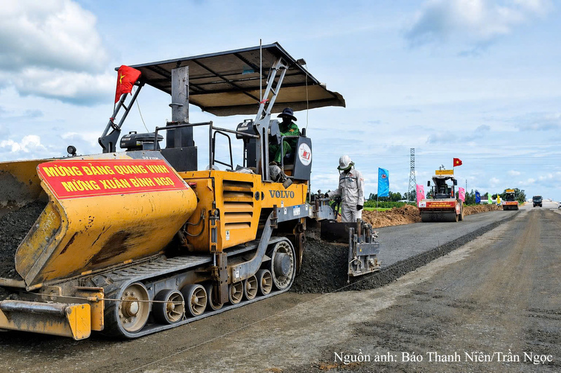 Tuyến cao tốc Châu Đốc - Cần Thơ - Sóc Trăng đoạn qua địa bàn An Giang đang được đẩy nhanh tiến độ thi công.