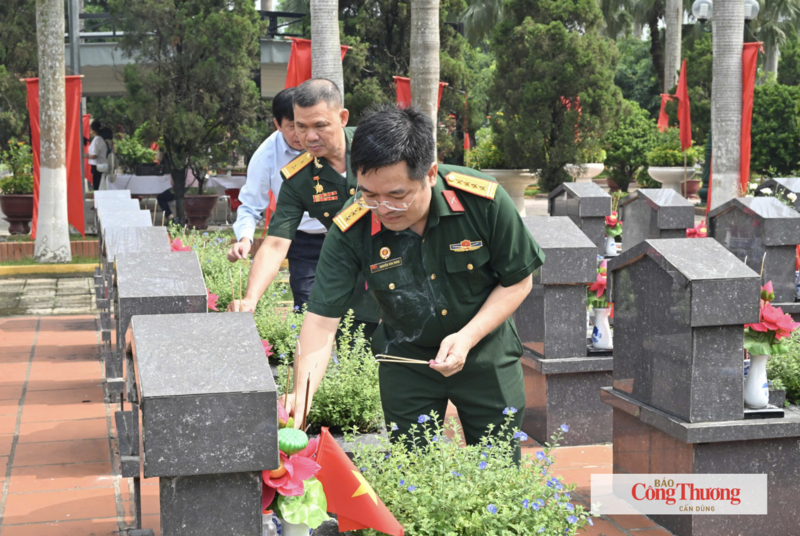 Các đại biểu thành kính thắp hương tưởng niệm các Anh hùng liệt sĩ, bày tỏ lòng biết ơn sâu sắc đối với những người đã anh dũng hy sinh vì độc lập, tự do của Tổ quốc.