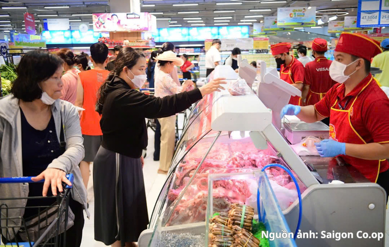 Nhiều nhóm thực phẩm tươi sống ưu đãi đến 50%, giúp người tiêu dùng tiết kiệm chi phí sinh hoạt trong mùa cao điểm mua sắm.