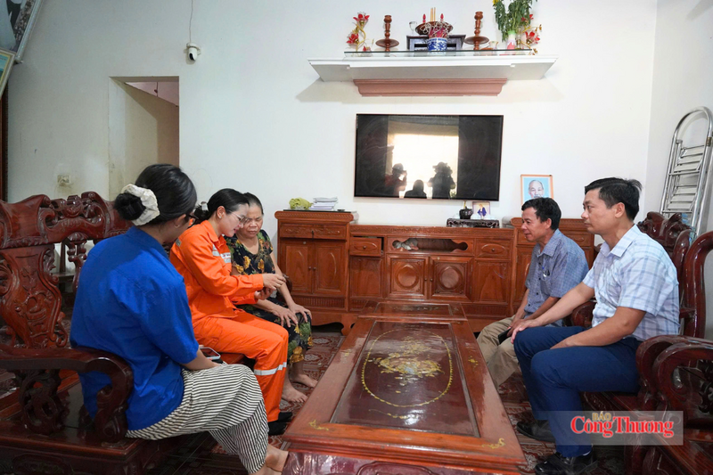 Người dân và doanh nghiệp dễ dàng giám sát, tương tác trực tiếp với ngành điện mọi lúc, mọi nơi. Ảnh: Cao Thảo
