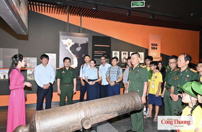 Chương trình góp phần giáo dục truyền thống cách mạng, lan tỏa đạo lý "Uống nước nhớ nguồn" trong cán bộ, công chức, viên chức Bộ Công Thương.
