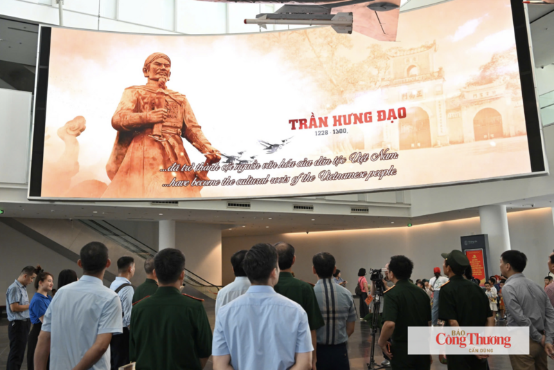 Sau lễ dâng hương, đoàn đại biểu tham quan, học tập tại Bảo tàng Lịch sử quân sự Việt Nam nhằm ôn lại truyền thống đấu tranh dựng nước, giữ nước của dân tộc.