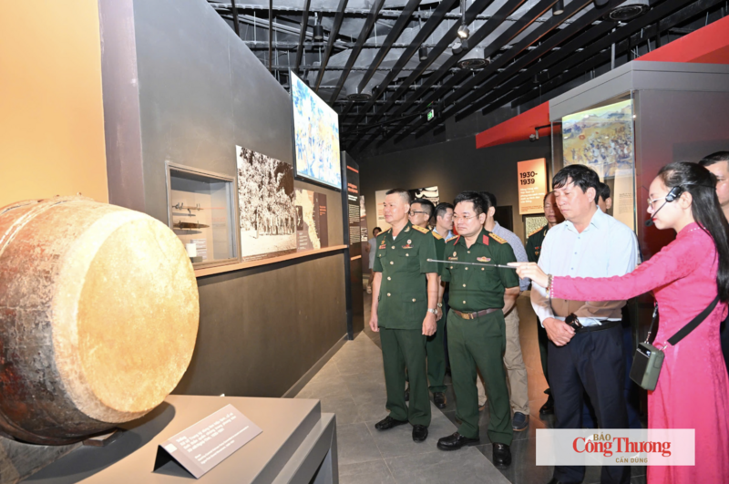 Các đại biểu nghe giới thiệu về những chuyên đề trưng bày, hiện vật và tư liệu về chặng đường đấu tranh cách mạng, bảo vệ độc lập, chủ quyền của dân tộc Việt Nam.