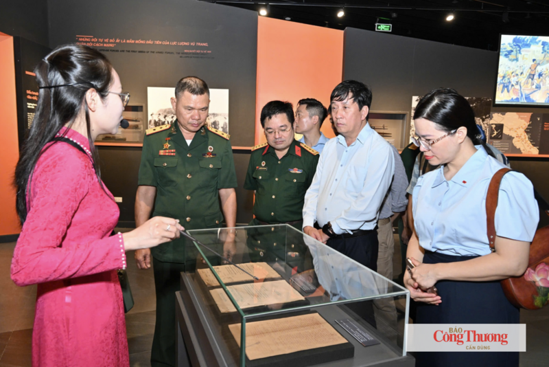 Chùm ảnh: Hội Cựu chiến binh cơ quan Bộ Công Thương tổ chức hoạt động tri ân các Anh hùng liệt sĩ - 9