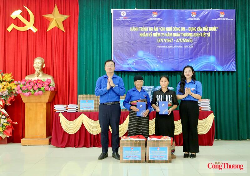 2 phần quà được trao tận tay cho các Mẹ Việt Nam Anh hùng. Ảnh: Ngô Nhung