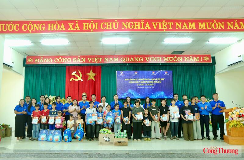 50 suất quà gồm đồ dùng học tập cũng được trao tới các em học sinh thuộc diện gia đình chính sách, có hoàn cảnh khó khăn. Ảnh: Ngô Nhung