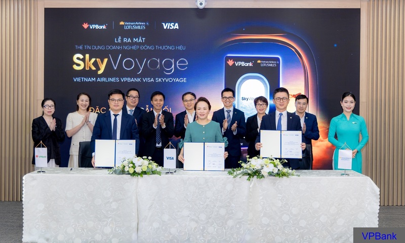 Đại diện VPBank, Visa và Vietnam Airlines (lần lượt từ trái qua) trong Lễ ký kết ra mắt thẻVietnam Airlines VPBank Visa SkyVoyage