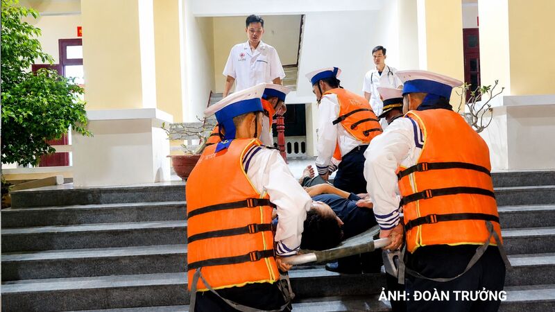 Các cán bộ, chiến sĩ vận chuyển bệnh nhân vào cấp cứu