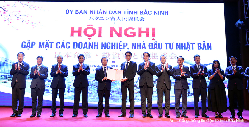 UBND tỉnh Bắc Ninh trao Giấy chứng nhận quyền sử dụng đất cho Công ty TNHH Aeonmall Việt Nam.