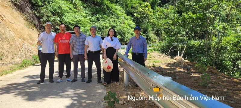 Ông Phạm Ngọc Sơn, Tổng thư ký Hiệp hội Bảo hiểm Việt Nam (đầu tiên bên phải) cùng đoàn công tác tới nghiệm thu công trình tại xã Bát Mọt, tỉnh Thanh Hóa.