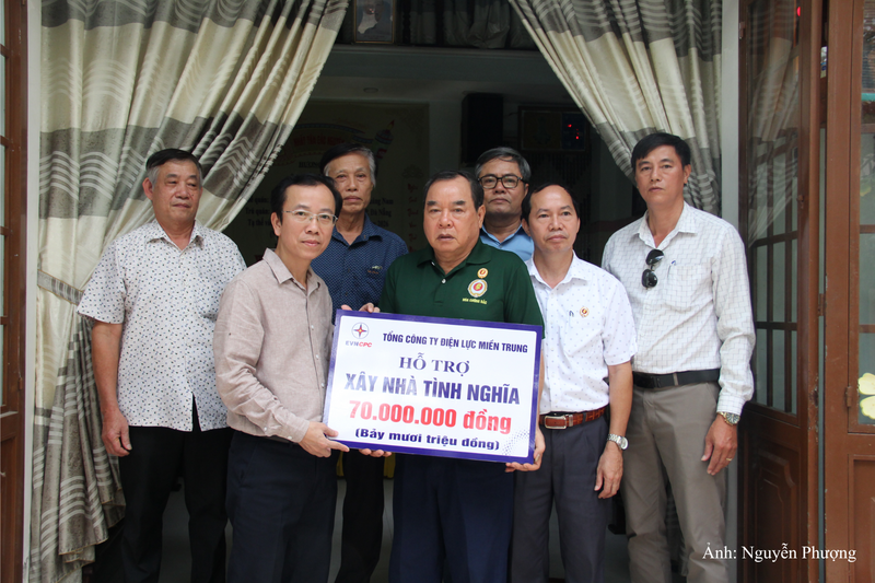 Ông Hoàng Ngọc Thạch, Phó Chánh Văn phòng EVNCPC cùng với chính quyền địa phương trao hỗ trợ 70 triệu đồng cho gia đình cựu chiến binh Võ Minh Thông