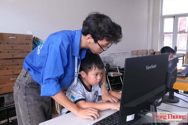 Sinh viên hướng dẫn kỹ năng số cho học sinh Trường Tiểu học Nguyễn Tất Thành và Trường THCS & THPT Nguyễn Tất Thành.