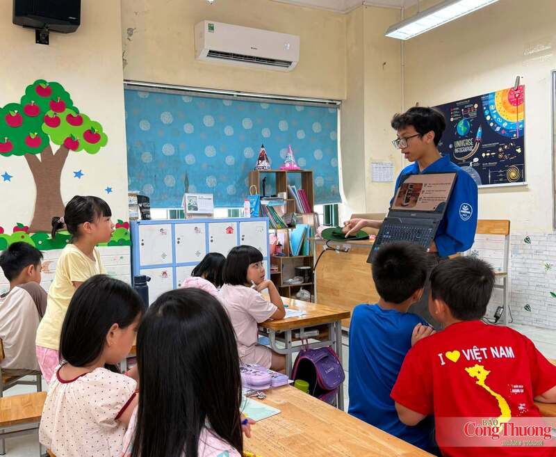 Sinh viên Trường Đại học Sư phạm Hà Nội trang bị kỹ năng bảo đảm an toàn trên không gian mạng cho học sinh.