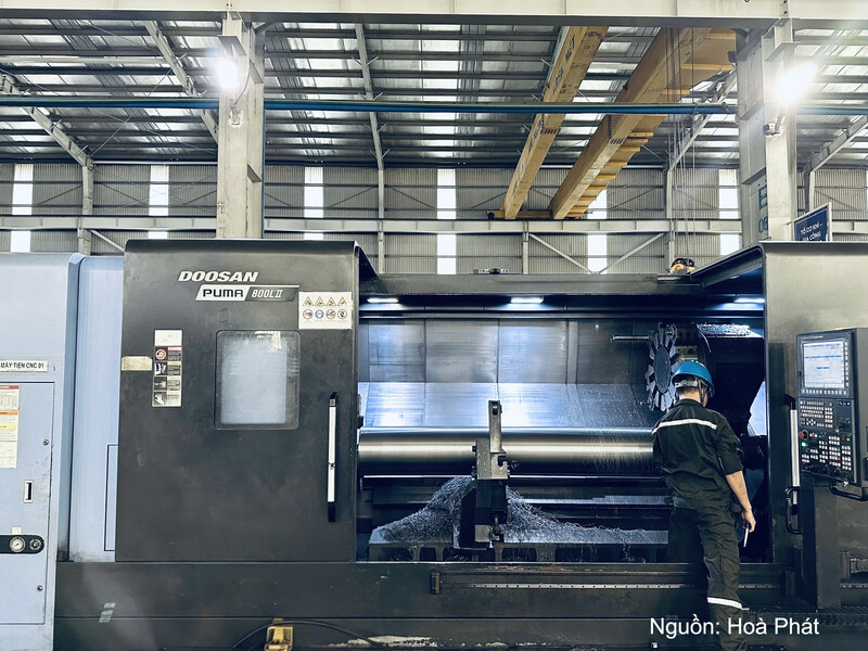 Công nhân vận hành máy Doosan Puma L800 II - dòng máy tiện CNC các chi tiết cỡ lớn tải trọng lên đến 8 tấn.