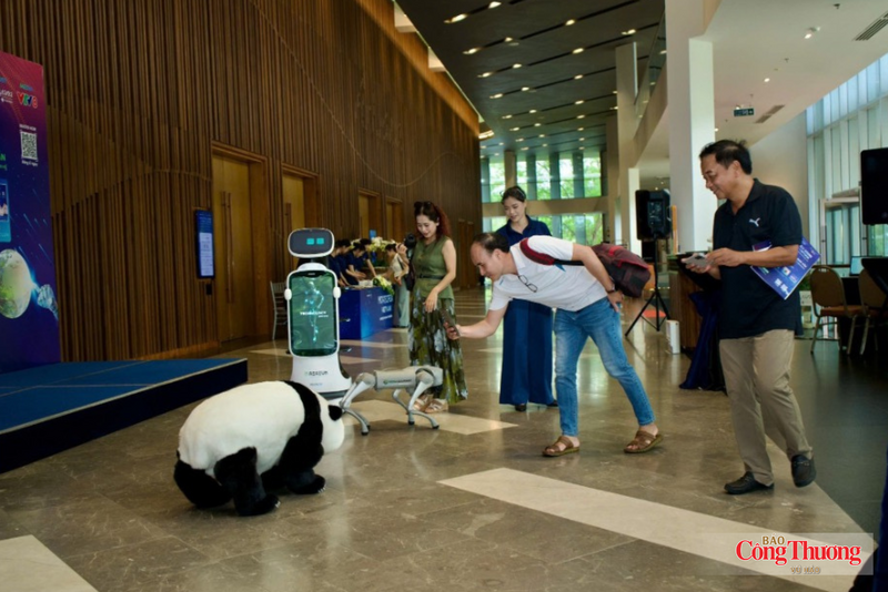 Các đại biểu tham dự trải nghiệm các công nghệ tại họp báo.