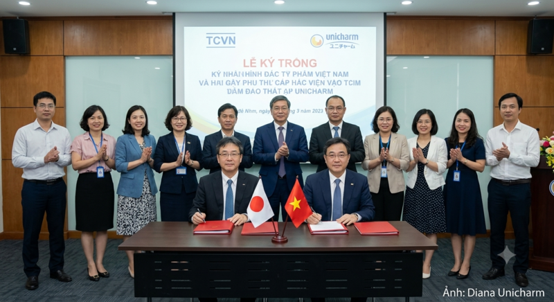 Ông Okada Takahiro – Tổng Giám đốc Diana Unicharm (trái) và TS.Triệu Việt Phương - Viện trưởng Viện Tiêu chuẩn Chất lượng Việt Nam (phải) và thành viên Ban dự án xây dựng Tiêu chuẩn Việt Nam.