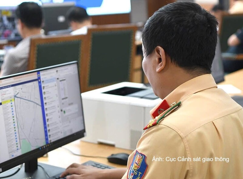 Cán bộ tại Trung tâm dữ liệu, quản lý, giám sát, xử lý vi phạm và điều hành giao thông rà soát các phương tiện kinh doanh vận tải có dấu hiệu vi phạm giao thông.