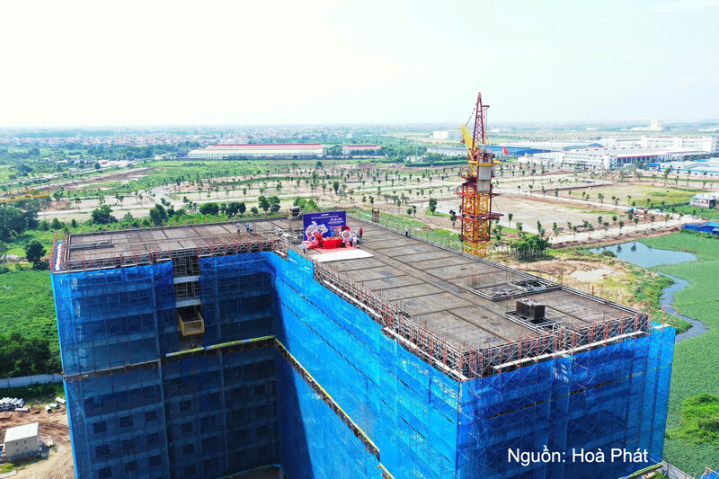 Hòa Phát cất nóc tòa nhà thuộc dự án nhà ở xã hội tại xã Yên Mỹ
