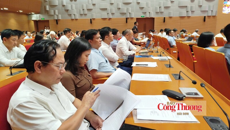 Các đại biểu nghiên cứu tài liệu tại hội nghị.