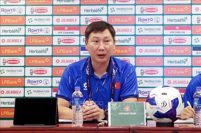 HLV Kim Sang-sik phát biểu tại buổi họp báo trước trận đấu với Timor Leste ngày 24/7. Ảnh: TTXVN