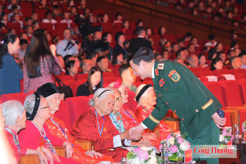 Phó Thủ tướng Chính phủ, Bộ trưởng Bộ Quốc phòng Phan Văn Giang thăm hỏi các Mẹ Việt Nam Anh hùng tại hội nghị.