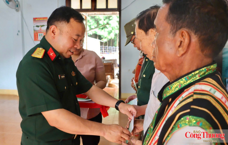 Lãnh đạo Đoàn Kinh tế - Quốc phòng 72 (Binh đoàn 15) trao quà cho người dân.