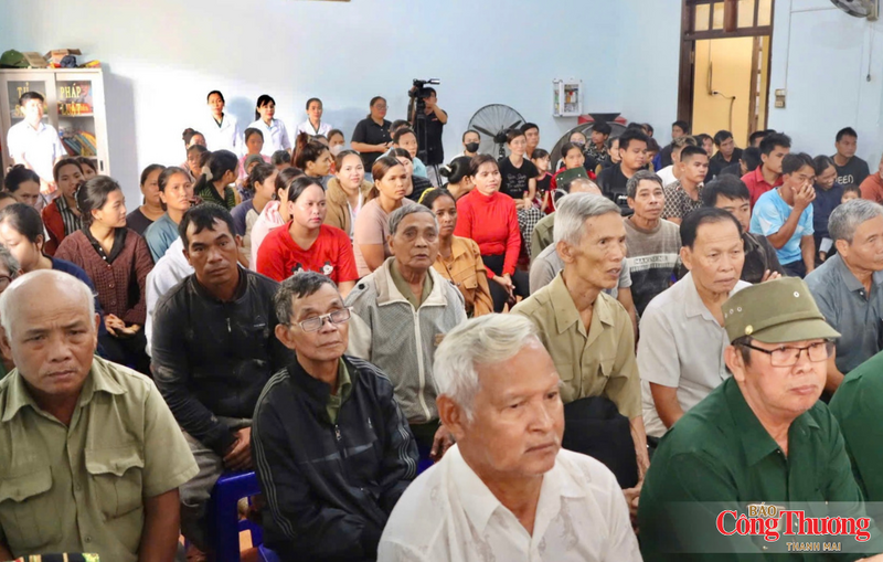 Người dân xã Ia Dom tập trung tại hội trường để nhận những phần quà ý nghĩa trong những ngày tháng Bảy.