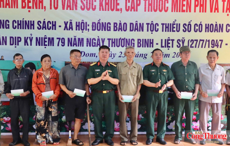 Đoàn Kinh tế - Quốc phòng 72 (Binh đoàn 15) tặng quà cho các gia đình chính sách nhân dịp Kỷ niệm 79 năm Ngày Thương binh - Liệt sĩ.