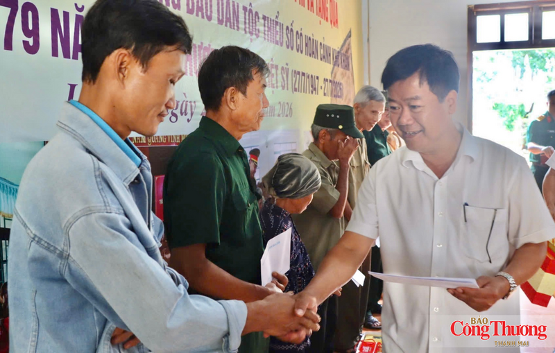 Ông Trần Ngọc Phận, Bí thư Đảng uỷ, Chủ tịch Hội đồng nhân dân xã Ia Dom trao quà của xã cho bà con vùng biên.