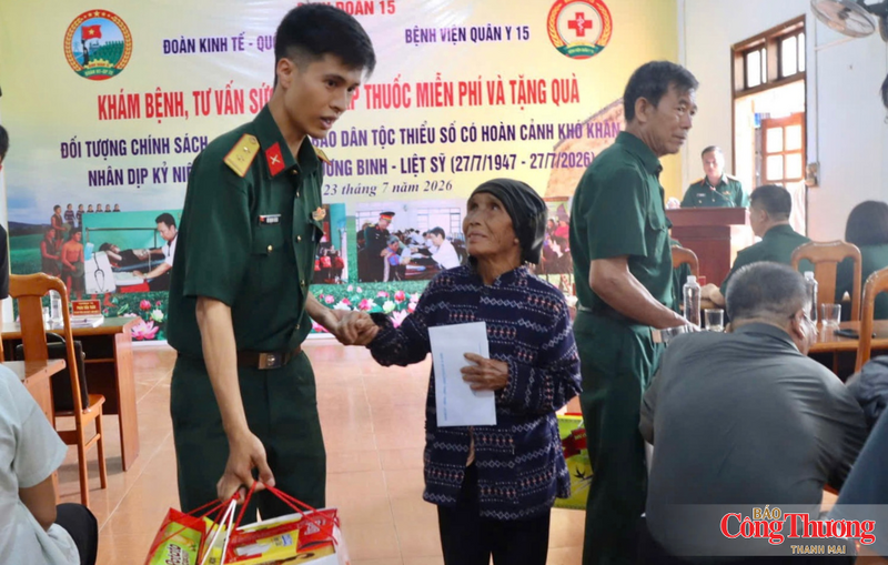 Chiến sĩ Đoàn Kinh tế - Quốc phòng 72 hỗ trợ một cụ già ra về sau khi được nhận quà.