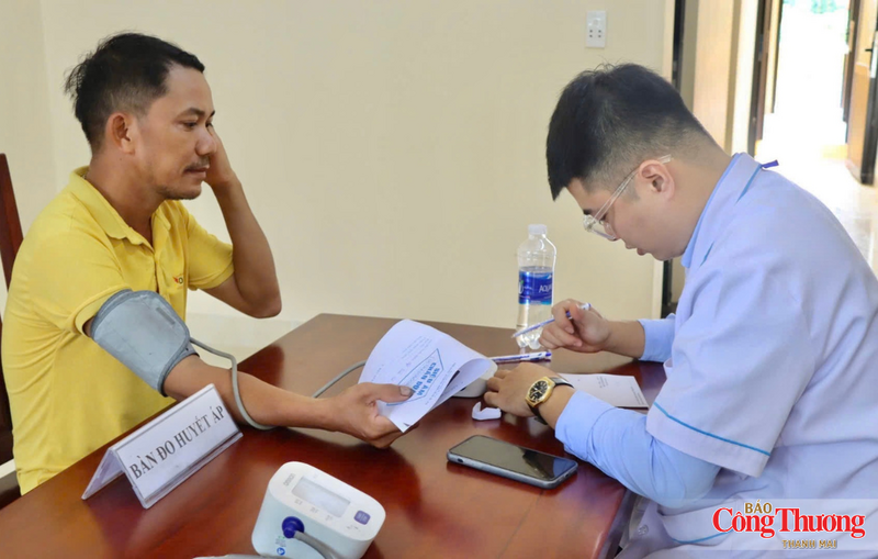 Không chỉ là một buổi khám bệnh, chương trình còn là dịp để cán bộ, chiến sĩ và đội ngũ y, bác sĩ trực tiếp thăm hỏi, sẻ chia với các gia đình chính sách, người có công và đồng bào đang sinh sống nơi biên giới.