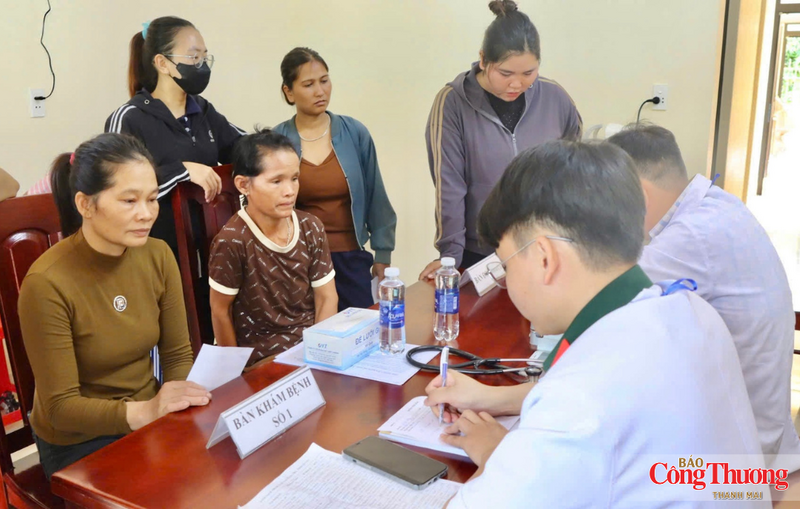 Từ sáng sớm, đông đảo người dân đã có mặt để được các y, bác sĩ thăm khám.