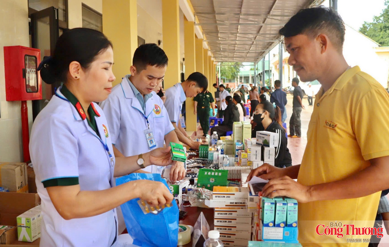 Những phần thuốc, món quà được trao tận tay người dân gửi gắm tình cảm và sự tri ân trong những ngày tháng Bảy.