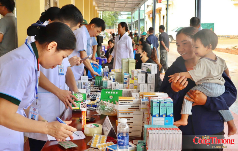 Người dân xã Ia Dom được cấp thuốc miễn phí.