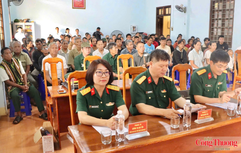 Tại xã Ia Dom, sáng 23/7, Đoàn Kinh tế - Quốc phòng 72 (Binh đoàn 15) phối hợp với Bệnh viện Quân y 15 tổ chức khám bệnh, cấp thuốc miễn phí và tặng quà cho hơn 500 người.