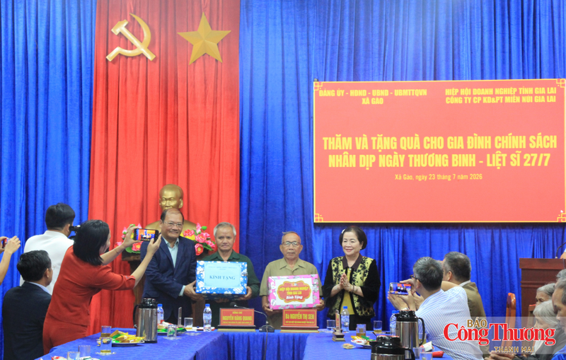 Chương trình thăm, tặng quà các gia đình chính sách nhân kỷ niệm 79 năm Ngày Thương binh - Liệt sĩ.