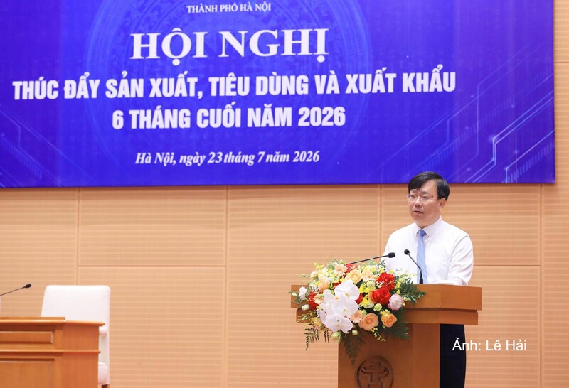 Ông Võ Nguyên Phong, Giám đốc Sở Công Thương Hà Nội báo cáo tại hội nghị.